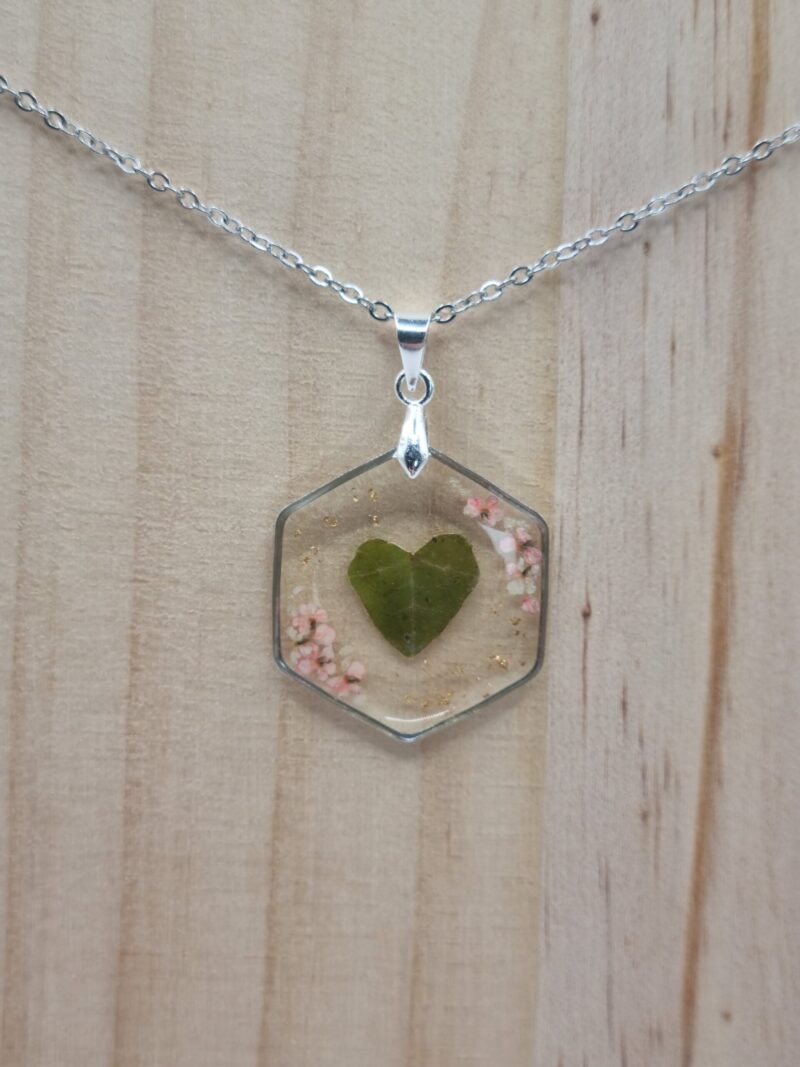 ✨ Pendentif Hexagonal « Cœur de Lierre » - Bijou Unique et Éternel ✨