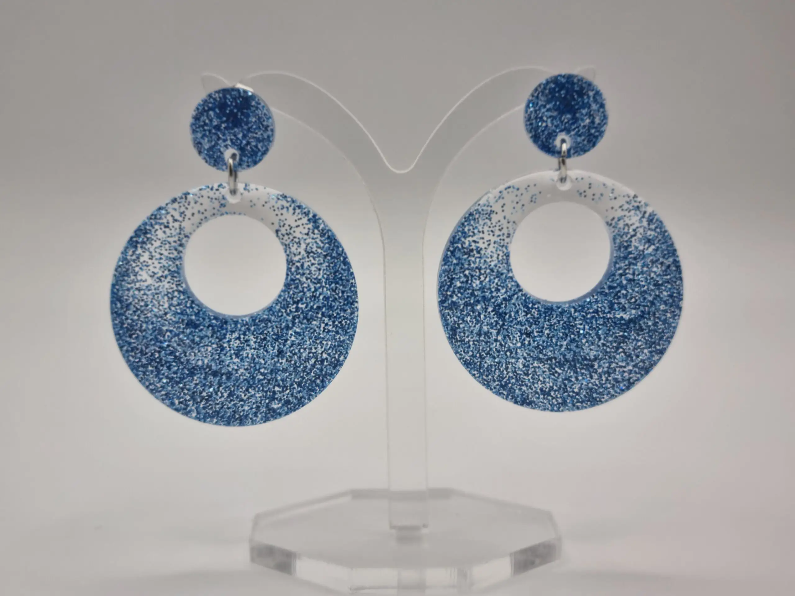 ✨ Boucles d’Oreilles Rondes Ajourées – Élégance et Légèreté au Quotidien 🌸 – Image 3