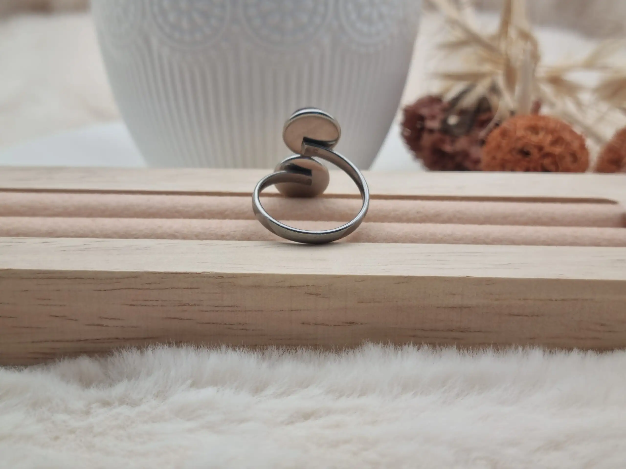 ✨ Bague Deux Cabochons, Réglable en Résine et Acier – Élégance Unique pour Vos Mains ! ✨ – Image 3