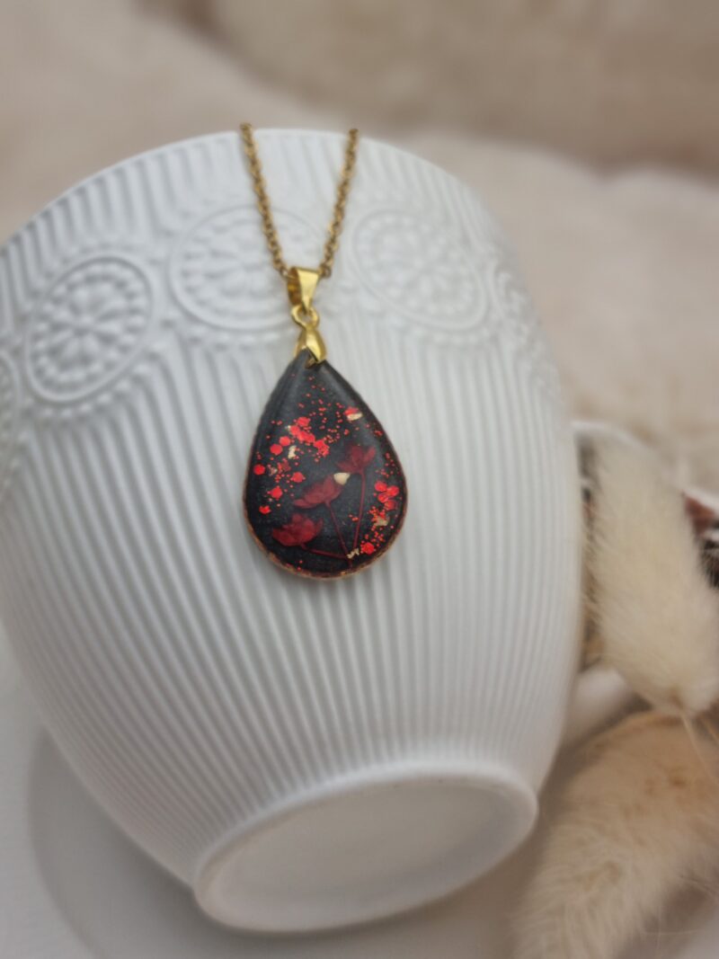 🌼 Pendentif Goutte Dorée « Petites Fleurs Séchées » - Nature et Élégance 🌟