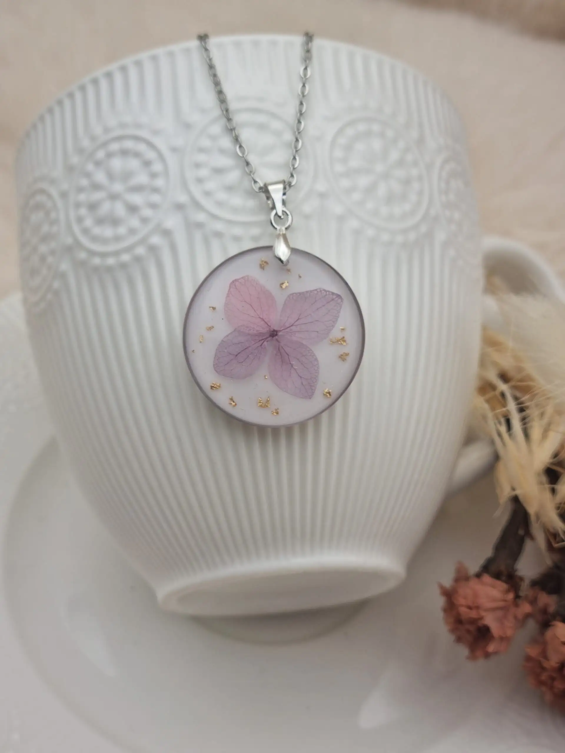 🌸 Pendentif rond «Petite Fleur d’Hortensia » – Élégance Naturelle 🌸 – Image 3