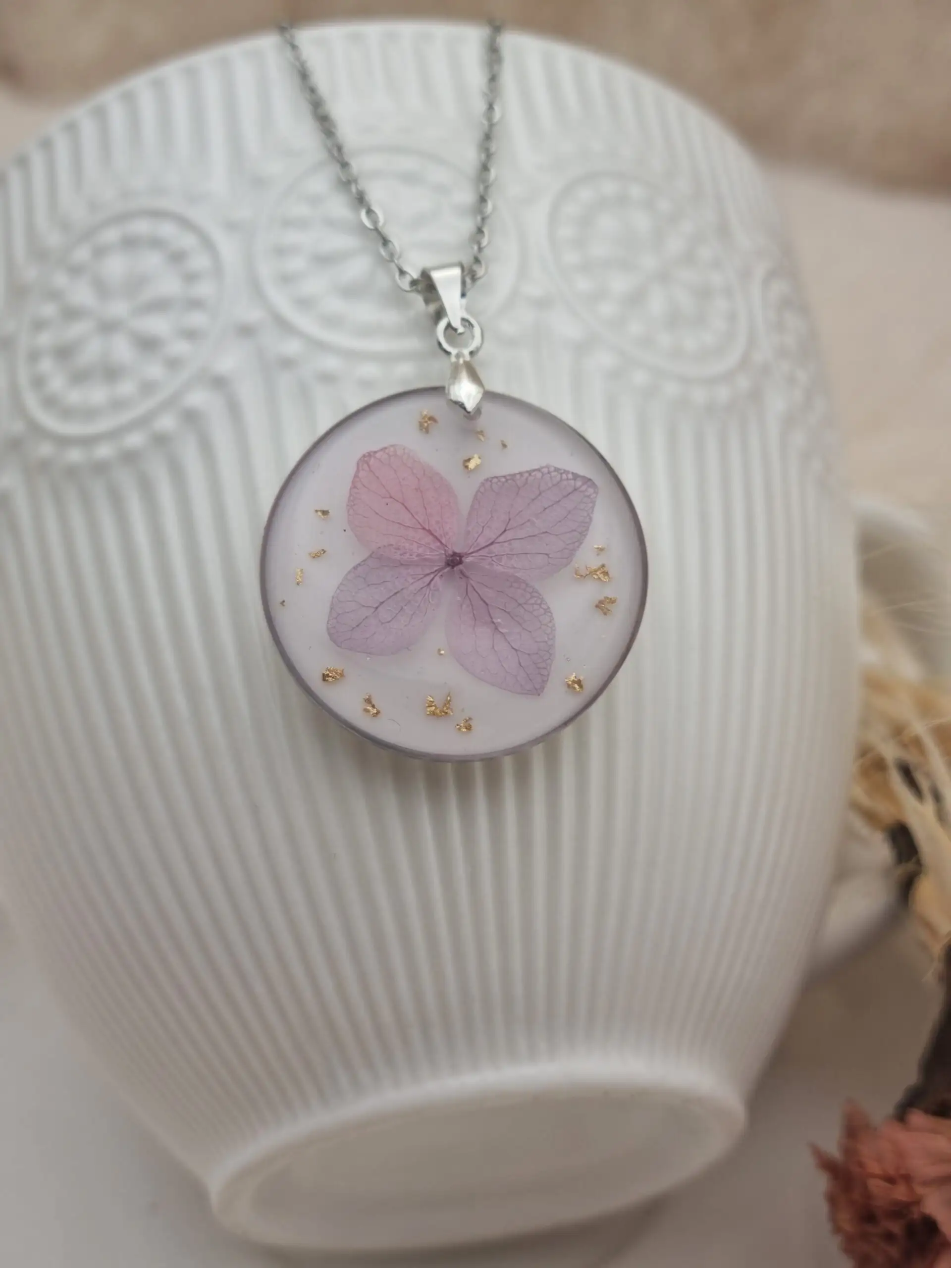 🌸 Pendentif rond «Petite Fleur d’Hortensia » – Élégance Naturelle 🌸
