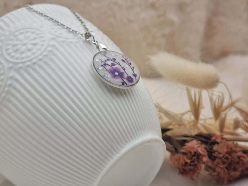 🌷 Collier pendentif rond "Fleurs violettes et pluie de paillettes" 🌷✨ – Image 2