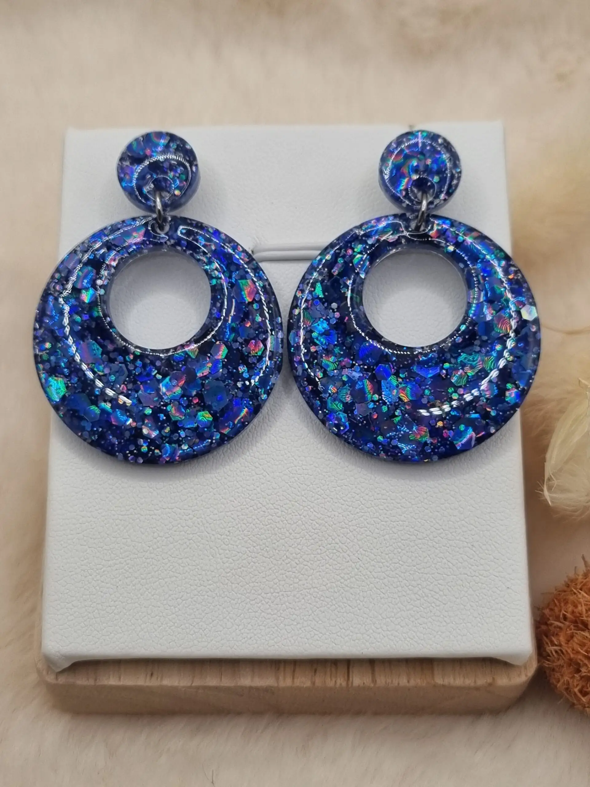 ✨ Boucles d’Oreilles Rondes Ajourées – Élégance et Légèreté au Quotidien 🌸 – Image 3