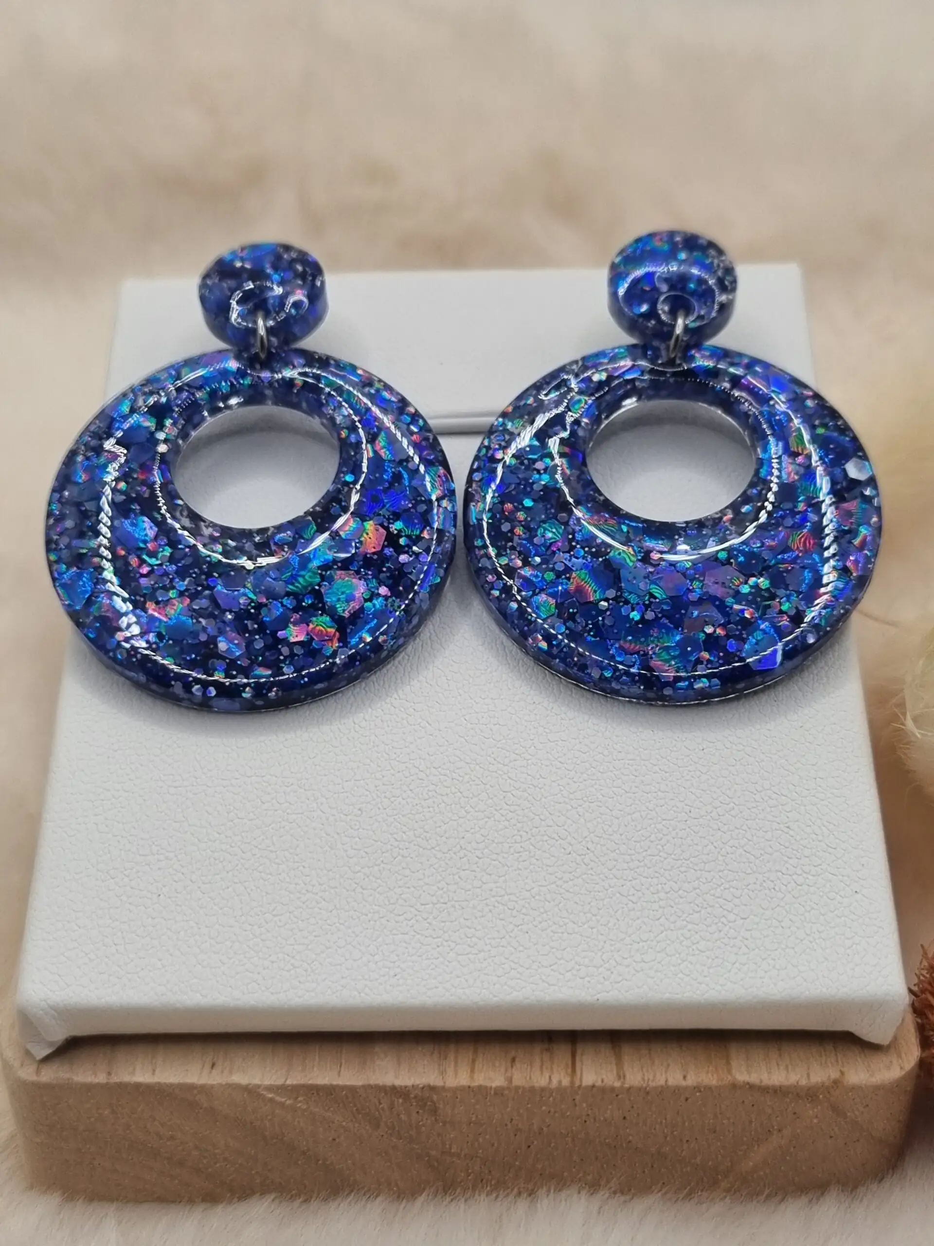 ✨ Boucles d’Oreilles Rondes Ajourées – Élégance et Légèreté au Quotidien 🌸 – Image 2