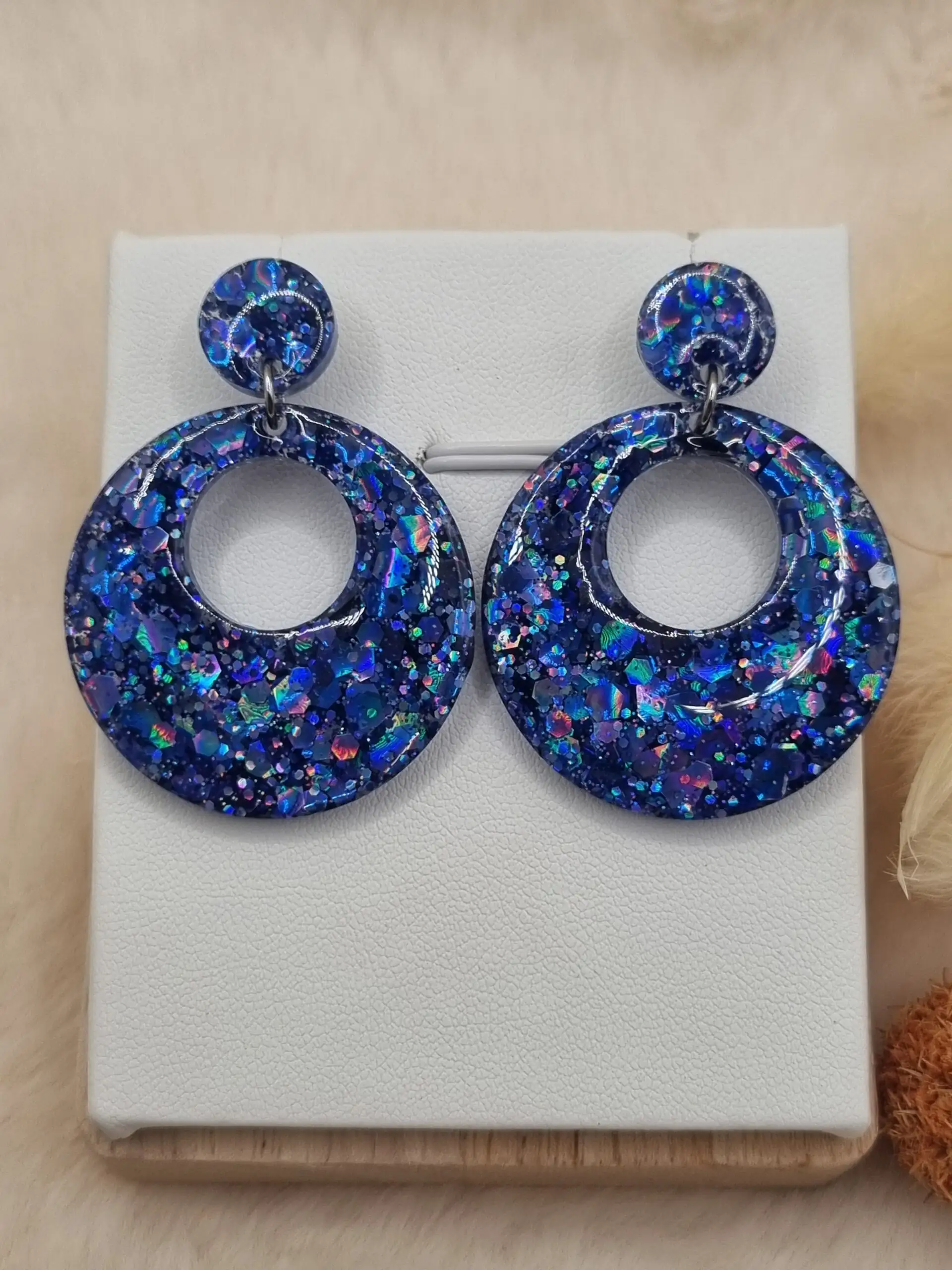 ✨ Boucles d’Oreilles Rondes Ajourées – Élégance et Légèreté au Quotidien 🌸