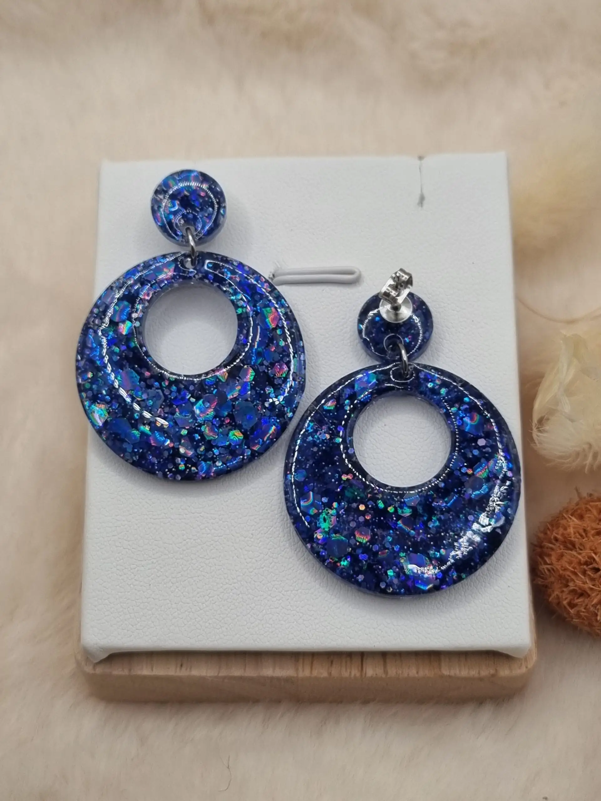 ✨ Boucles d’Oreilles Rondes Ajourées – Élégance et Légèreté au Quotidien 🌸 – Image 4