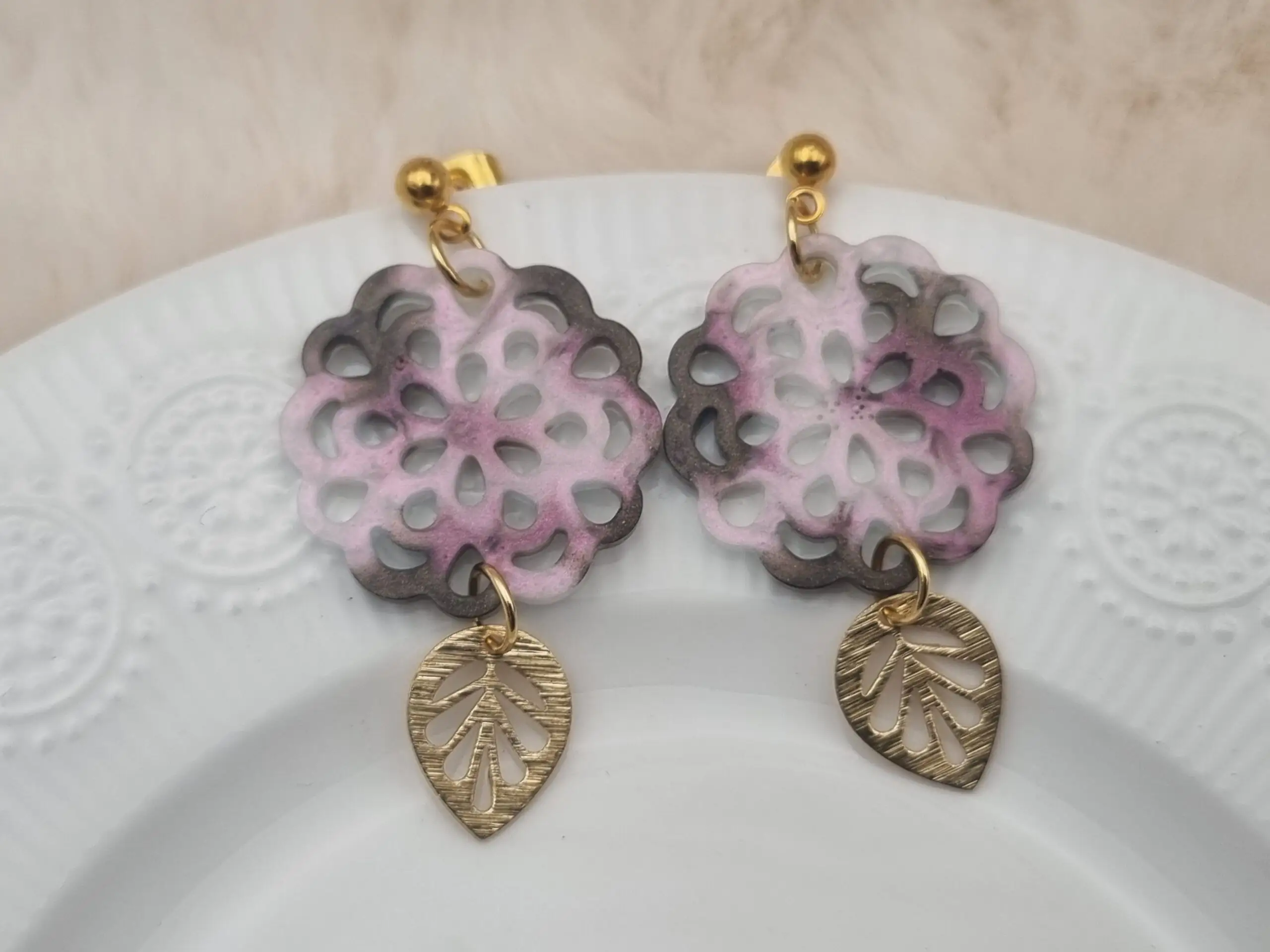 🌸 Fleur de Résine – Boucles d’oreilles légères et élégantes 🌸