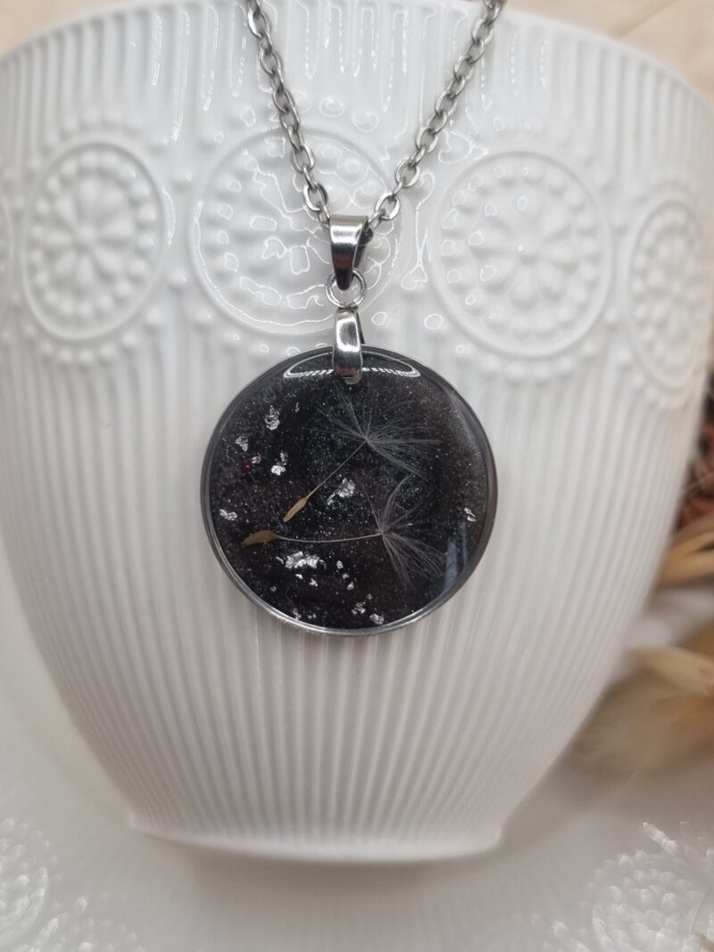 🌸 Pendentif rond « Akènes de Pissenlit » – Légèreté, Espoir et Renouveau ✨