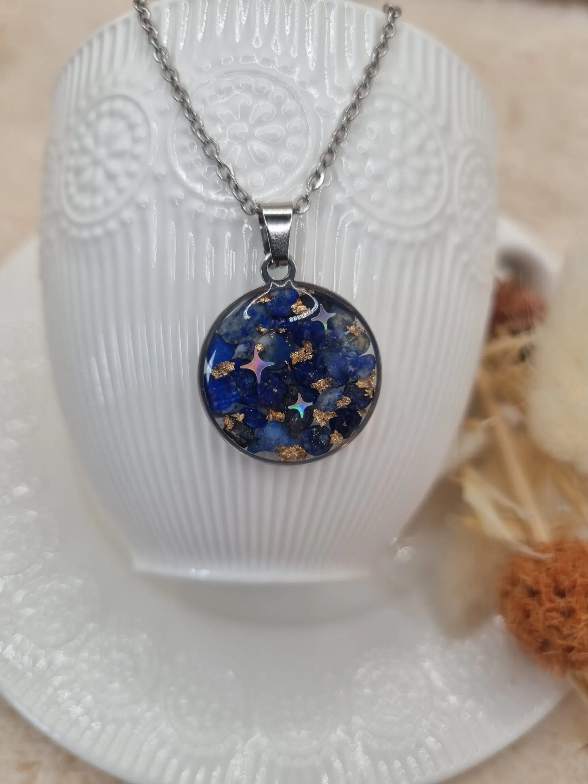 💎 Pendentif rond « éclats de Lapis Lazuli et étoiles » – Sagesse et confiance en soi ✨