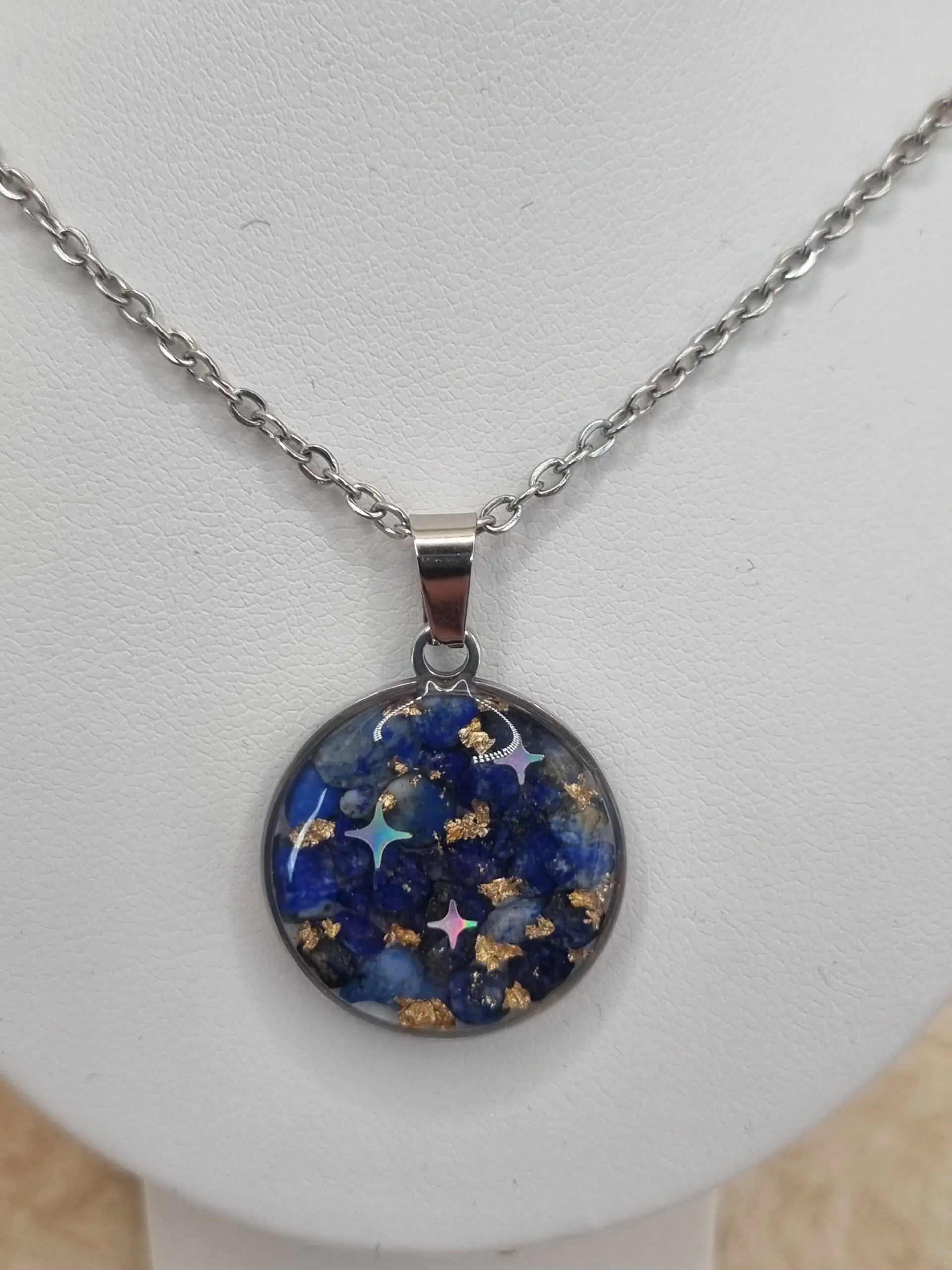 💎 Pendentif rond « éclats de Lapis Lazuli et étoiles » – Sagesse et confiance en soi ✨ – Image 2