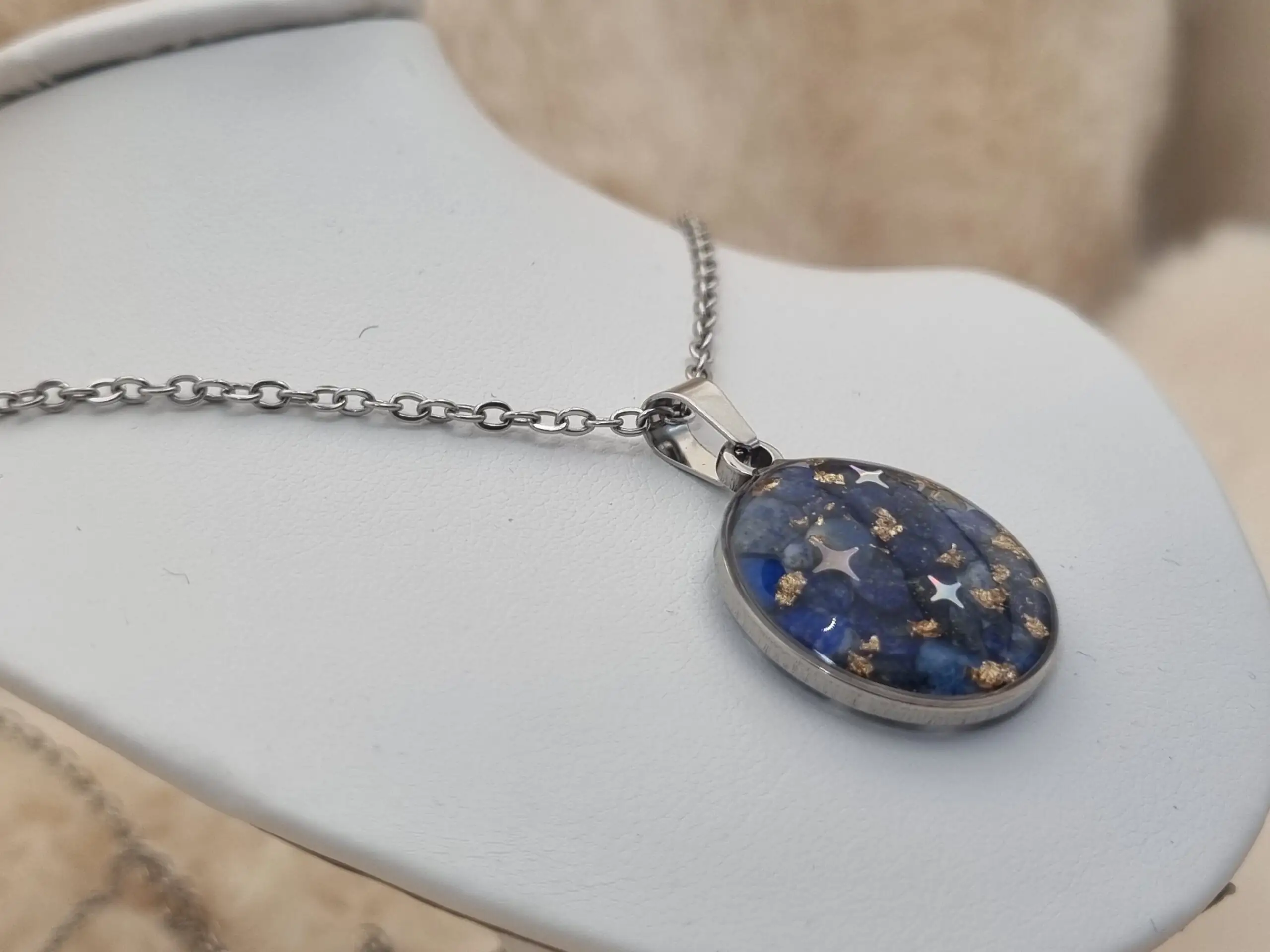 💎 Pendentif rond « éclats de Lapis Lazuli et étoiles » – Sagesse et confiance en soi ✨ – Image 3