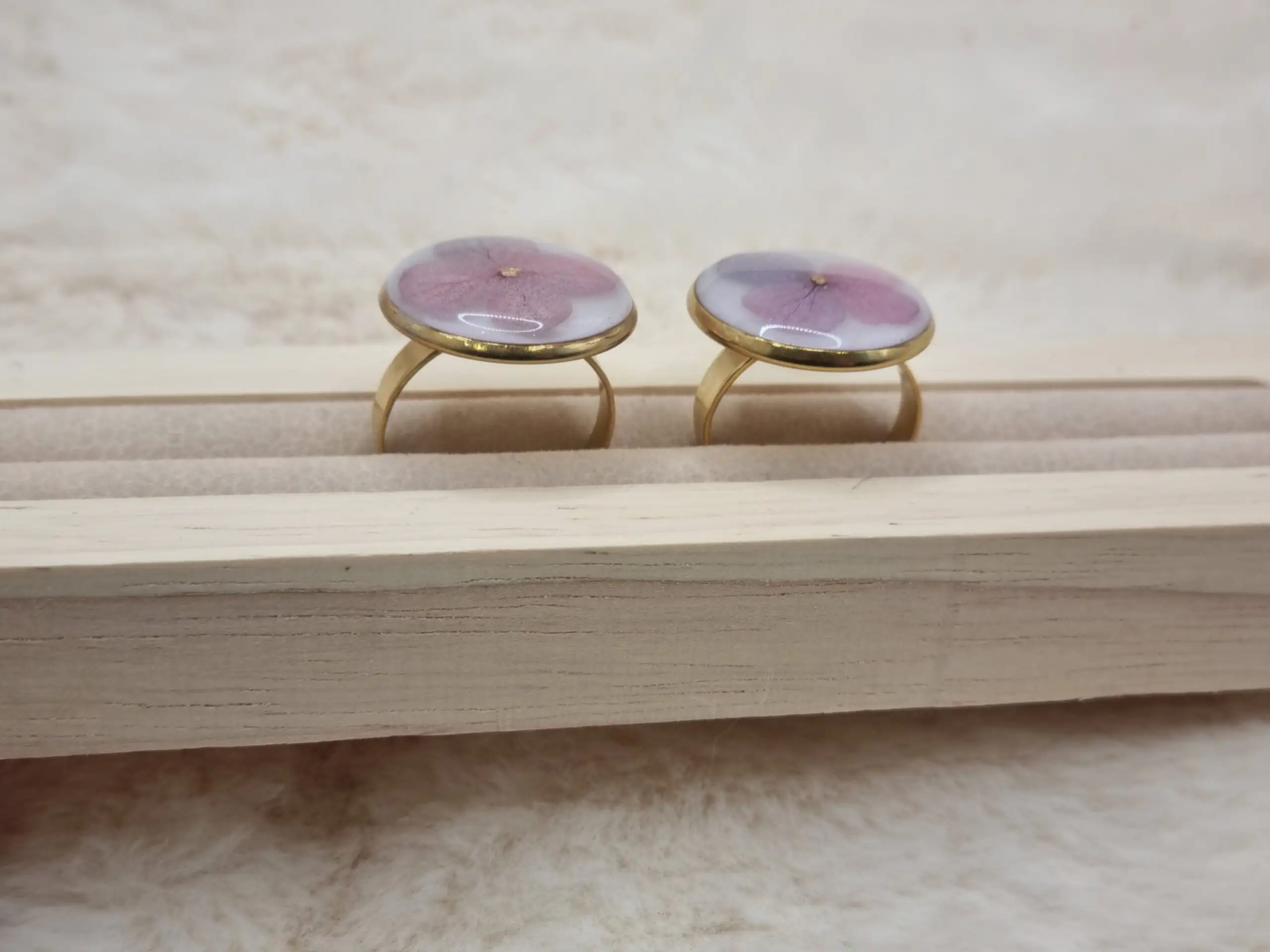 ✨ Bague Cabochon Réglable doré -Hortensia rose 🌺 – Élégance Unique pour Vos Mains ! ✨ – Image 3