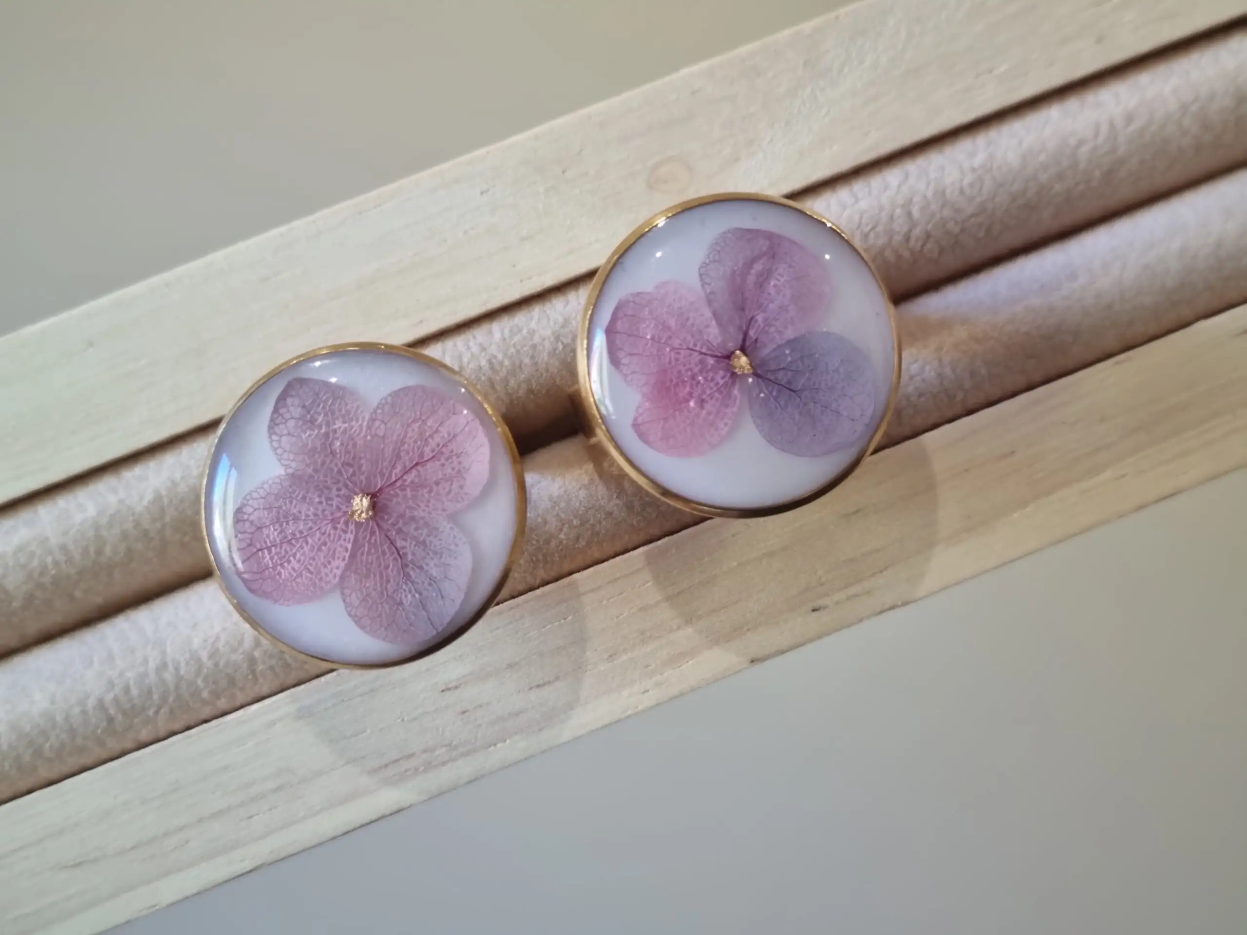 ✨ Bague Cabochon Réglable doré -Hortensia rose 🌺 – Élégance Unique pour Vos Mains ! ✨ – Image 2