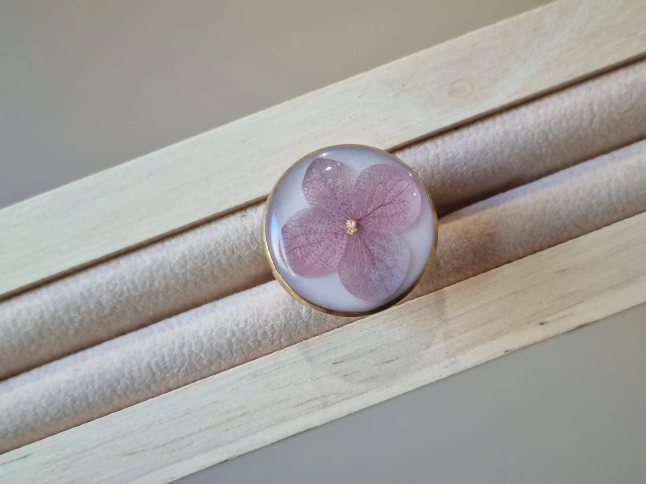 ✨ Bague Cabochon Réglable doré -Hortensia rose 🌺 – Élégance Unique pour Vos Mains ! ✨