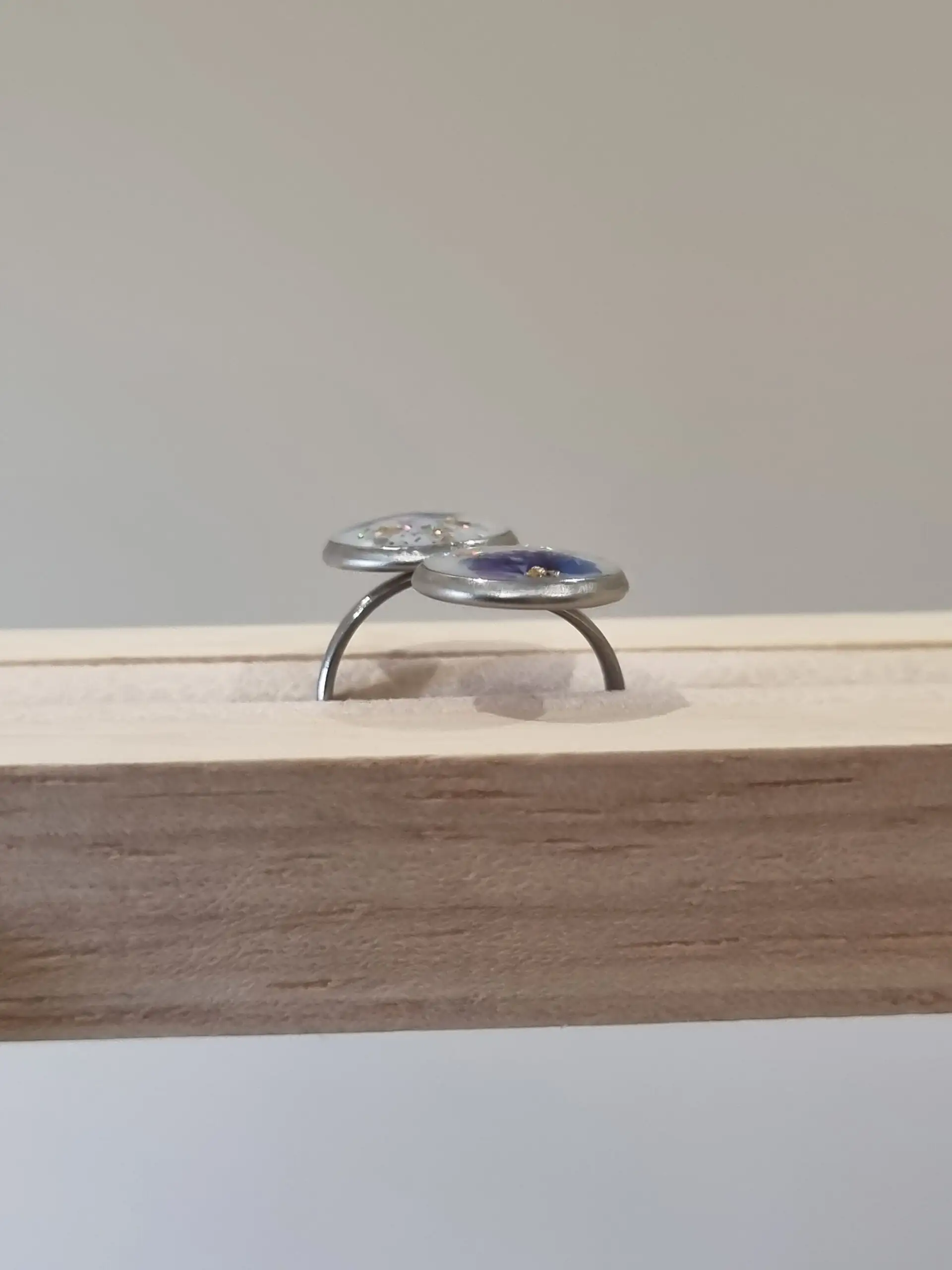 ✨ Bague Deux Cabochons, Réglable en Résine et Acier – Élégance Unique pour Vos Mains ! ✨ – Image 2