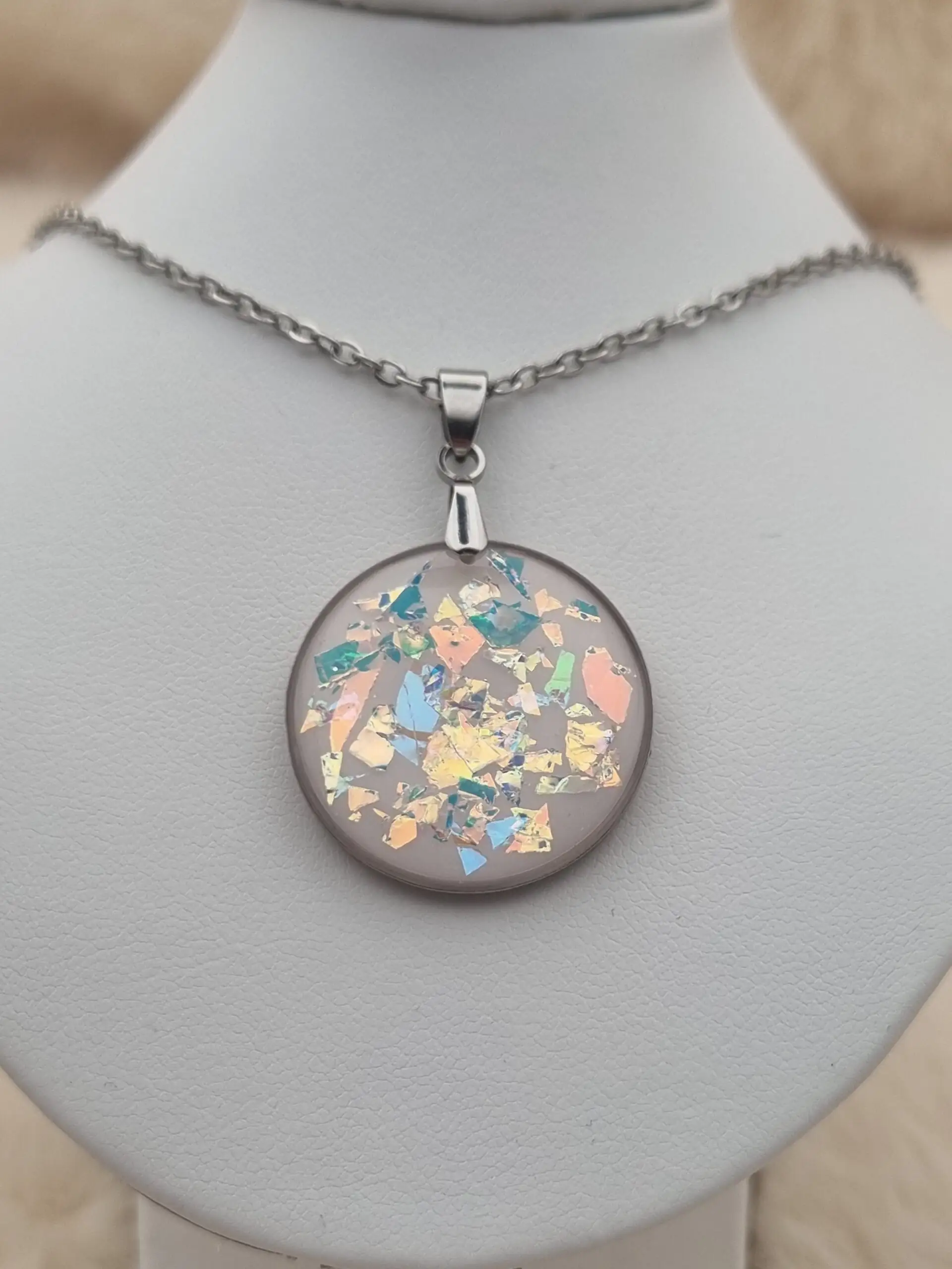 🌟 Collier avec pendentif rond holographique - Éclat et Originalité 🌟