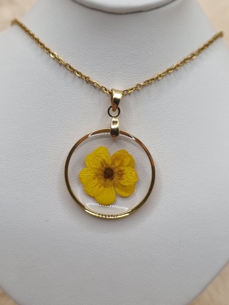✨ Collier acier doré, petit model « Bouton d'Or » – Un éclat de nature autour de votre cou 🌼 – Image 3