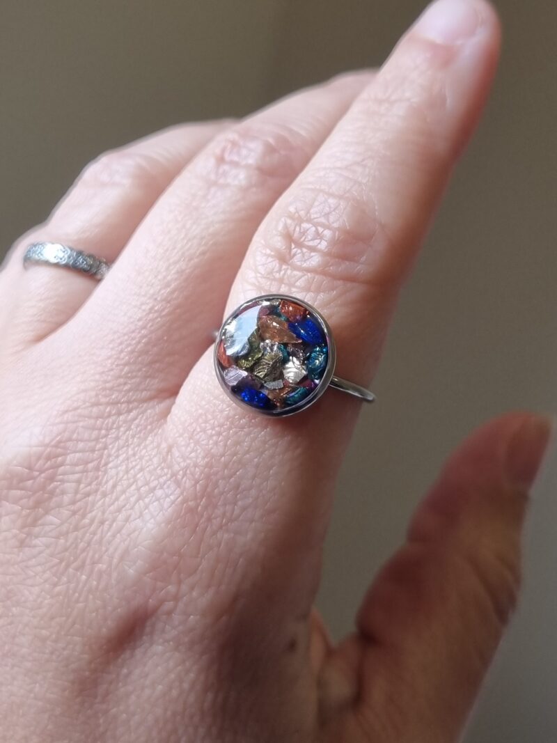 ✨ Bague Cabochon Réglable en Résine et Acier "éclats de verre" – Élégance Unique pour Vos Mains ! ✨ – Image 2