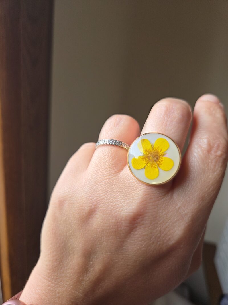 🌼 Bague Bouton d’Or Séché | Acier Inoxydable Doré & Résine | Fait Main – Image 2