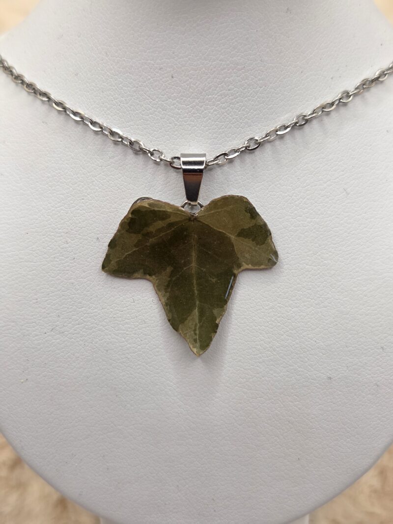 🌿 Collier Feuille de Lierre Résinée – Élégance Naturelle & Intemporelle