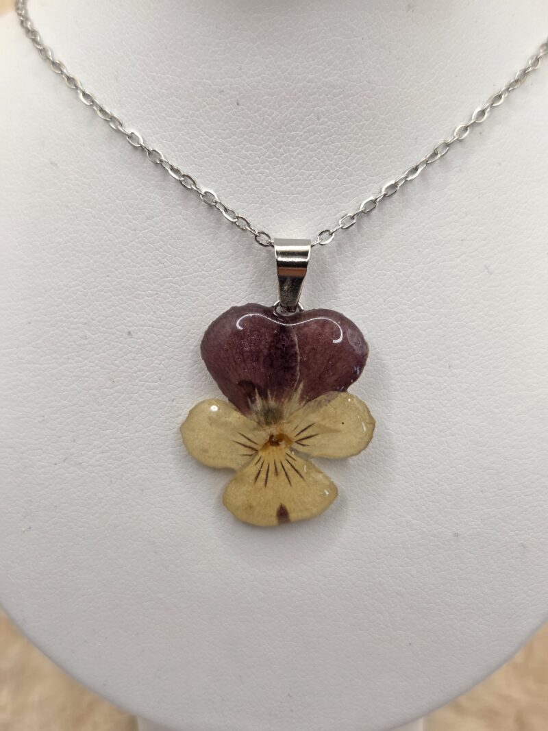 🌸 Pendentif Fleur de Pensée en Résine – Fait Main – Image 2