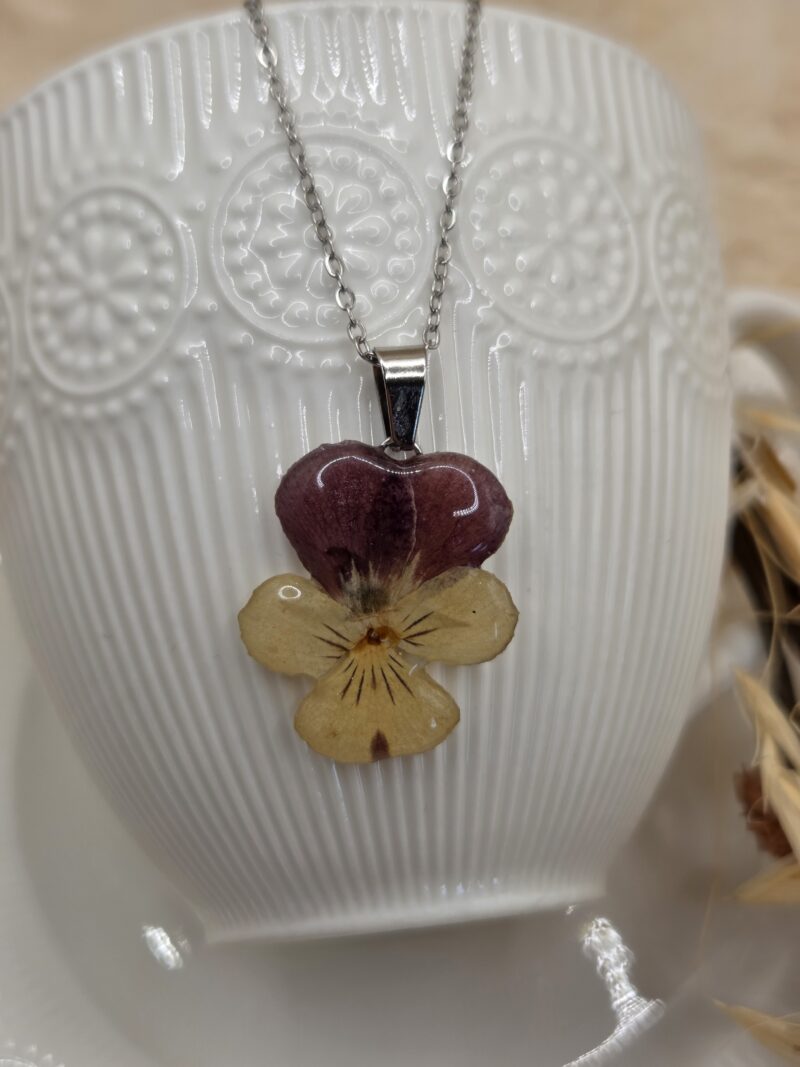 🌸 Pendentif Fleur de Pensée en Résine – Fait Main