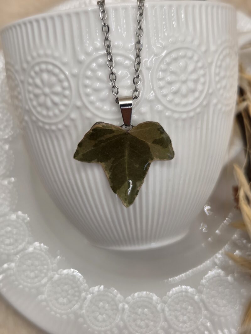 🌿 Collier Feuille de Lierre Résinée – Élégance Naturelle & Intemporelle – Image 2