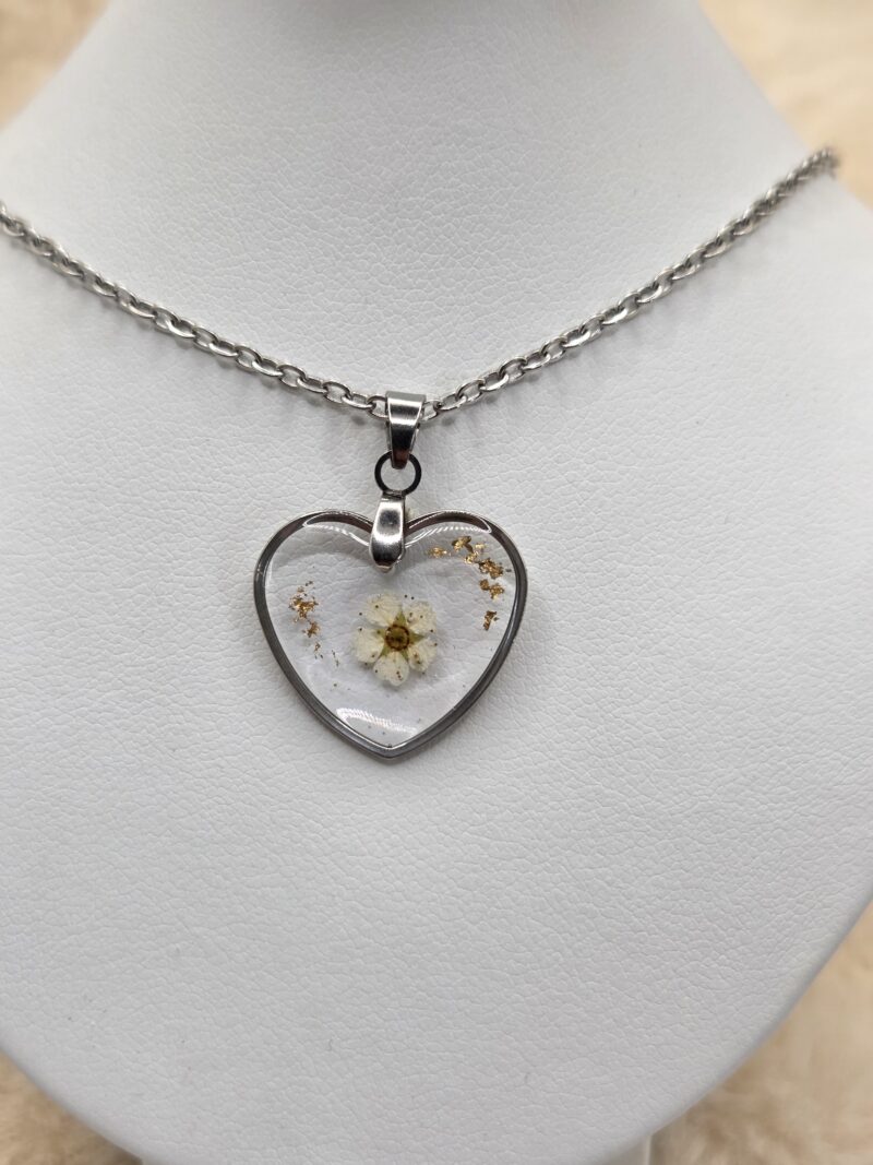 💖 Pendentif Cœur en Résine & Fleur de Spirée – Acier Inoxydable