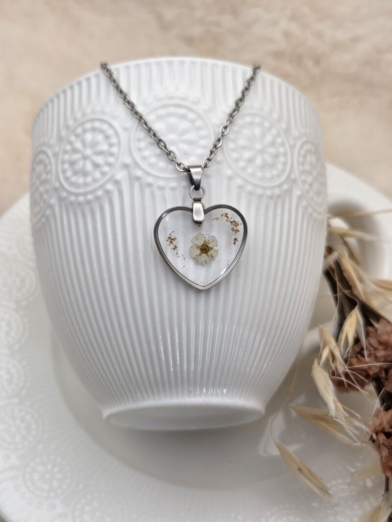 💖 Pendentif Cœur en Résine & Fleur de Spirée – Acier Inoxydable – Image 2