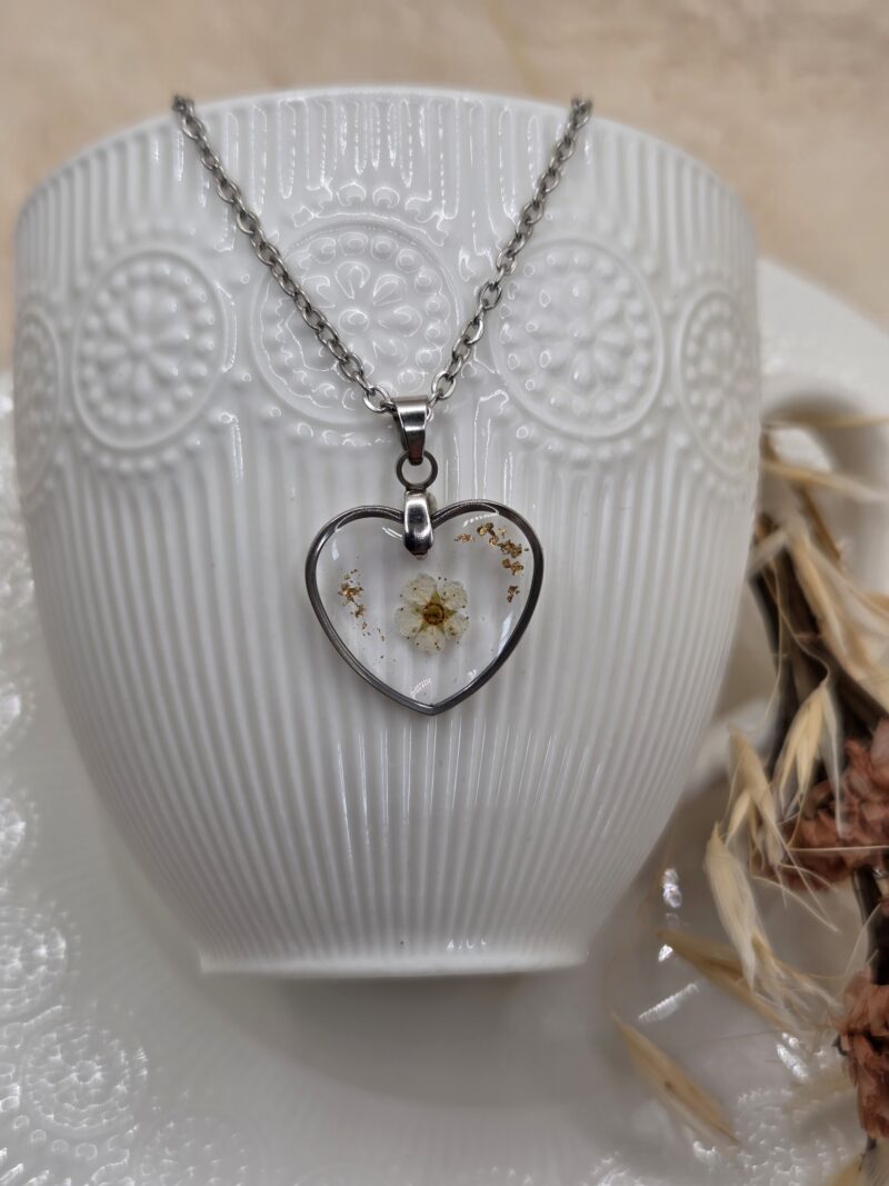 💖 Pendentif Cœur en Résine & Fleur de Spirée – Acier Inoxydable – Image 3
