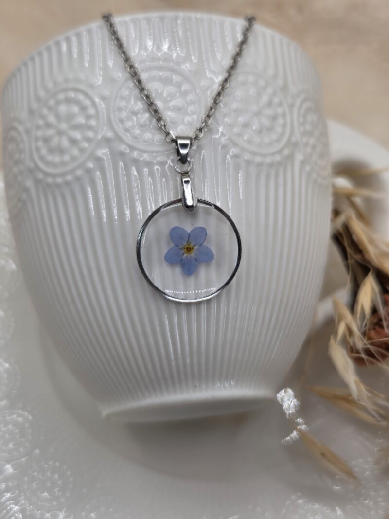 🌼 Pendentif Fleur de Myosotis  – Élégance Naturelle 🌿
