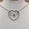 💖 Collier Cœur en Résine & Fleur de Spirée – Acier Inoxydable