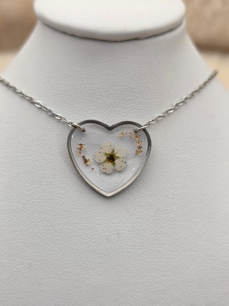 💖 Collier Cœur en Résine & Fleur de Spirée – Acier Inoxydable