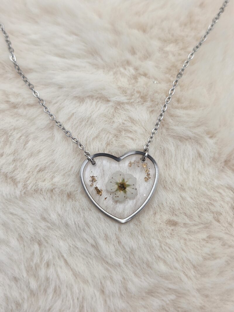 💖 Collier Cœur en Résine & Fleur de Spirée – Acier Inoxydable – Image 2