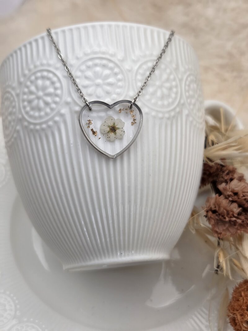 💖 Collier Cœur en Résine & Fleur de Spirée – Acier Inoxydable – Image 3