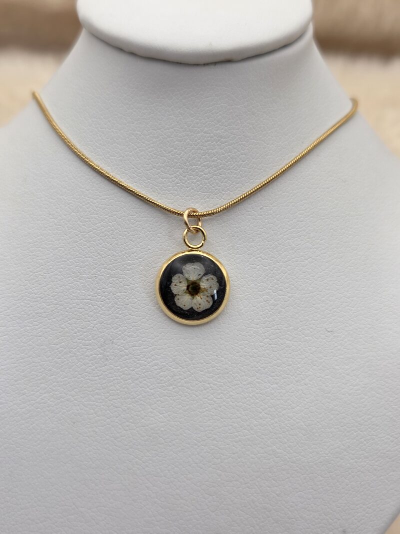 🌿 Collier cabochon acier doré "Fleur de Spirée" 🌼