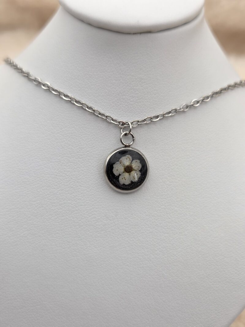 🌿 Collier cabochon acier "Fleur de Spirée" 🌼