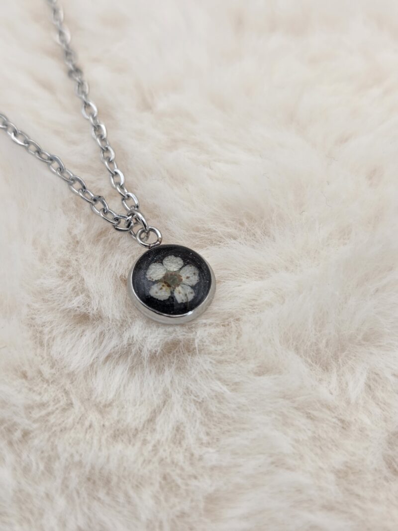 🌿 Collier mini cabochon acier "Fleur de Spirée" 🌼 – Image 3