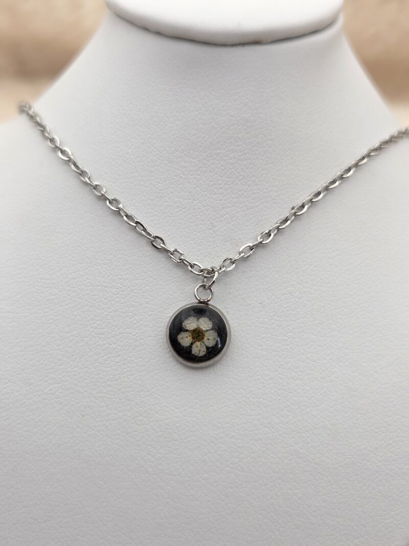 🌿 Collier mini cabochon acier "Fleur de Spirée" 🌼 – Image 2