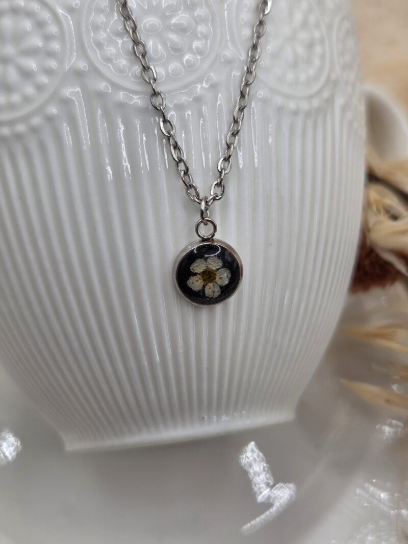 🌿 Collier mini cabochon acier "Fleur de Spirée" 🌼 – Image 4