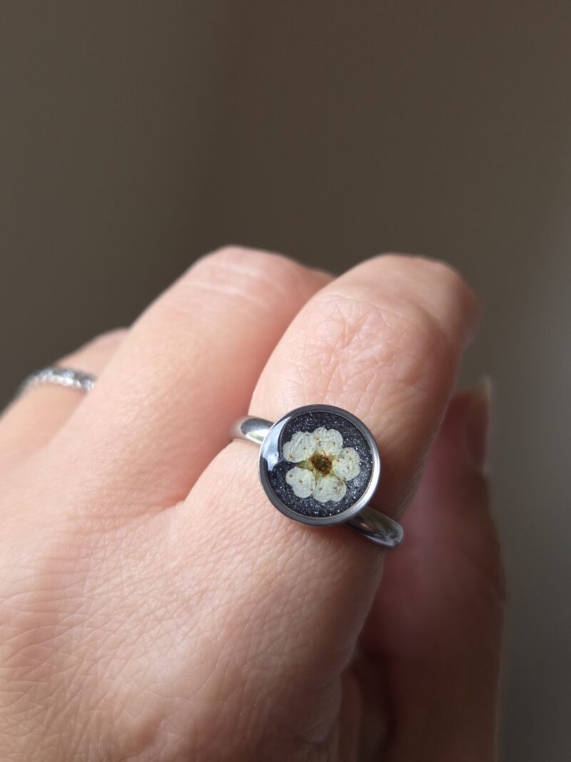 🌼  Bague Cabochon Fleur de Spirée – Acier Inoxydable Réglable – Image 2