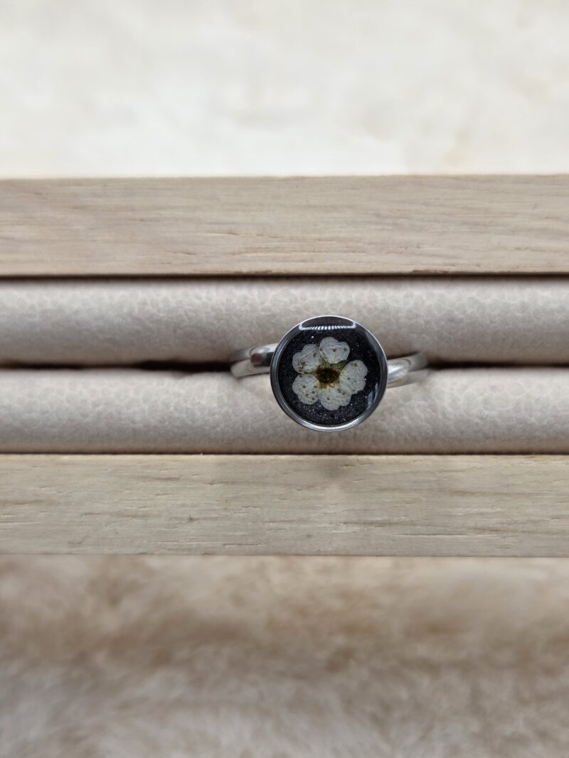 🌼  Bague Cabochon Fleur de Spirée – Acier Inoxydable Réglable – Image 3