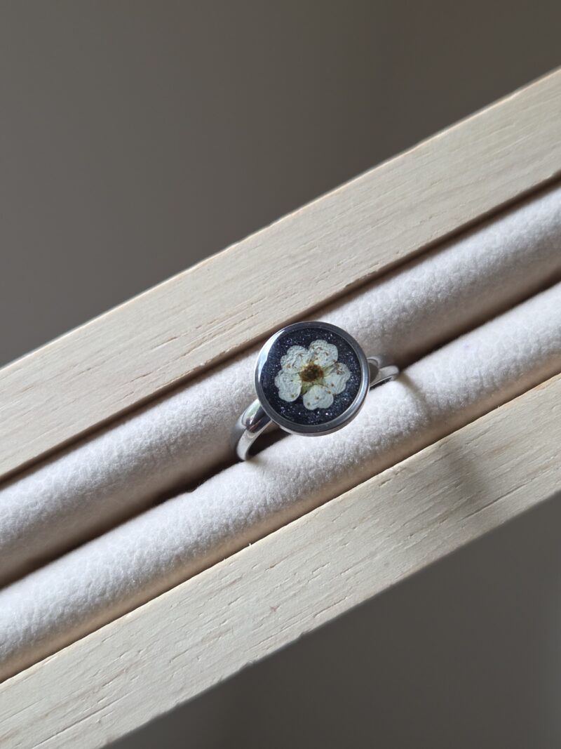 🌼  Bague Cabochon Fleur de Spirée – Acier Inoxydable Réglable