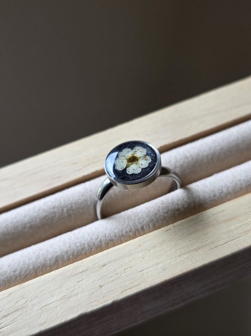 🌼  Bague Cabochon Fleur de Spirée – Acier Inoxydable Réglable – Image 4