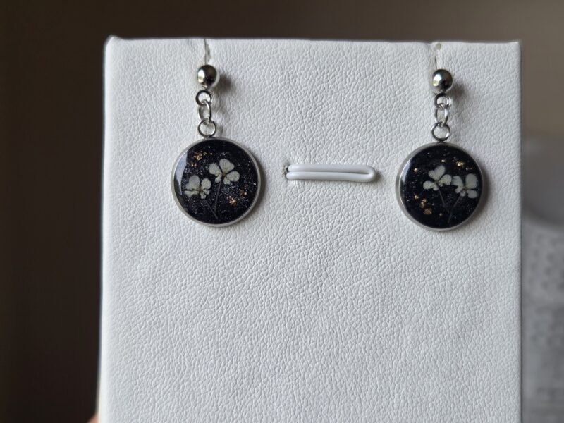 🤍✨ Boucles d’Oreilles Pendantes – Cabochons Fleurs de Carotte Sauvage et touche dorée | Acier Inoxydable – Image 4