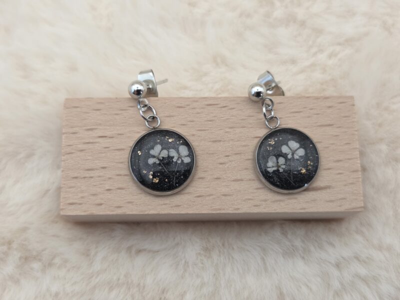 🤍✨ Boucles d’Oreilles Pendantes – Cabochons Fleurs de Carotte Sauvage et touche dorée | Acier Inoxydable – Image 3