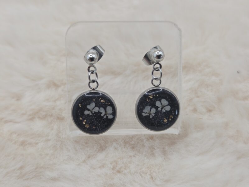 🤍✨ Boucles d’Oreilles Pendantes – Cabochons Fleurs de Carotte Sauvage et touche dorée | Acier Inoxydable – Image 2