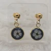 🌼 Petites Boucles d’Oreilles Pendantes Cabochons 10 mm \ Acier Doré – Spirées Séchées & Fond Noir
