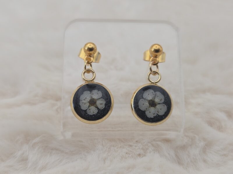 🌼 Petites Boucles d’Oreilles Pendantes Cabochons 10 mm \ Acier Doré – Spirées Séchées & Fond Noir – Image 2